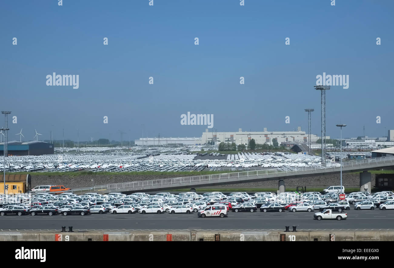 Emden, Germania, VW automobili in attesa per la spedizione Foto Stock