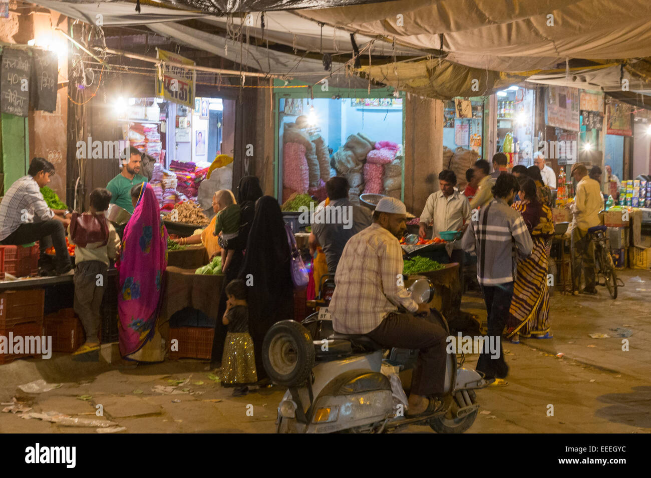 India Rajasthan, Jodhpur, vegetale si spegne nel mercato Sardar Foto Stock