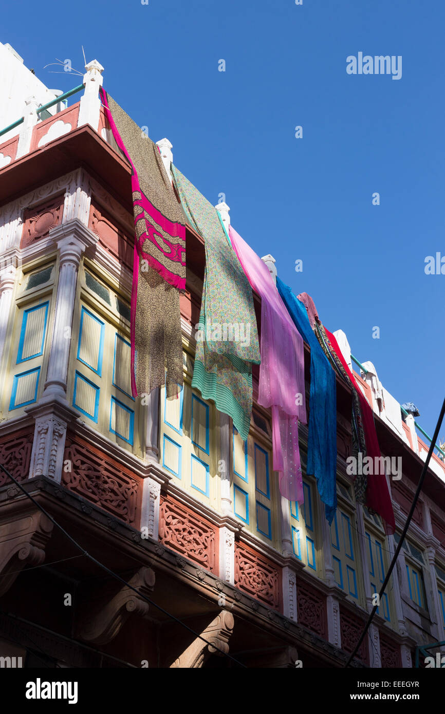 India Rajasthan, Jodhpur, asciugatura del tessuto dal balcone nella città vecchia Foto Stock