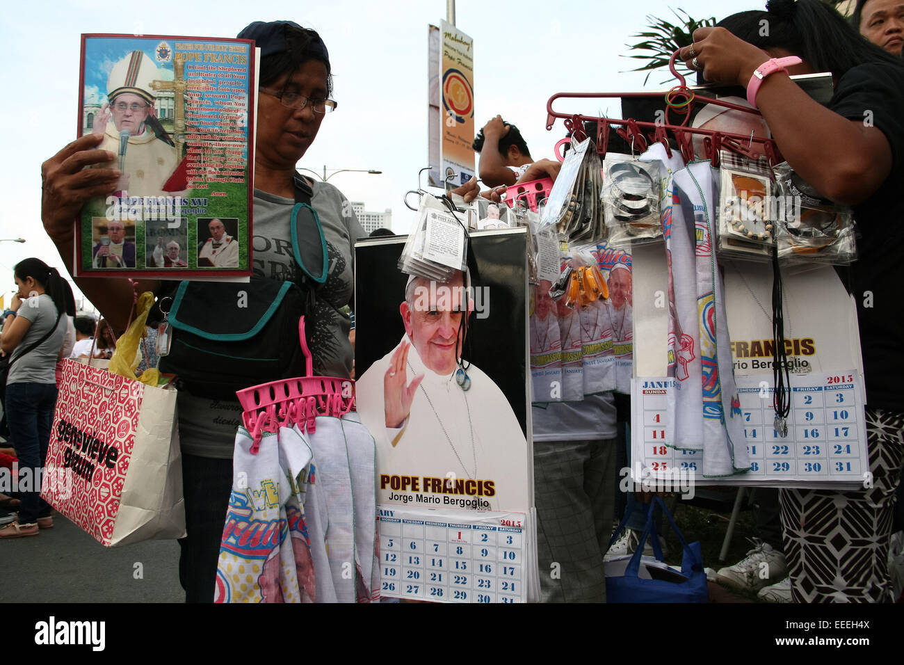 Rivenditori di Papa Francesco' memmorabilias lungo Viale Roxas a Manila. Migliaia di persone hanno aspettato lungo il tratto di Roxas Boulevard sfidando la pioggia ed il sole come loro la speranza di un barlume di Papa Francesco come fa il suo modo per il centro commerciale Mall of Asia Arena di Pasay City. Il papa è nel paese per una 4 giorni di visita. © J Gerard Seguia/Pacific Press/Alamy Live News Foto Stock