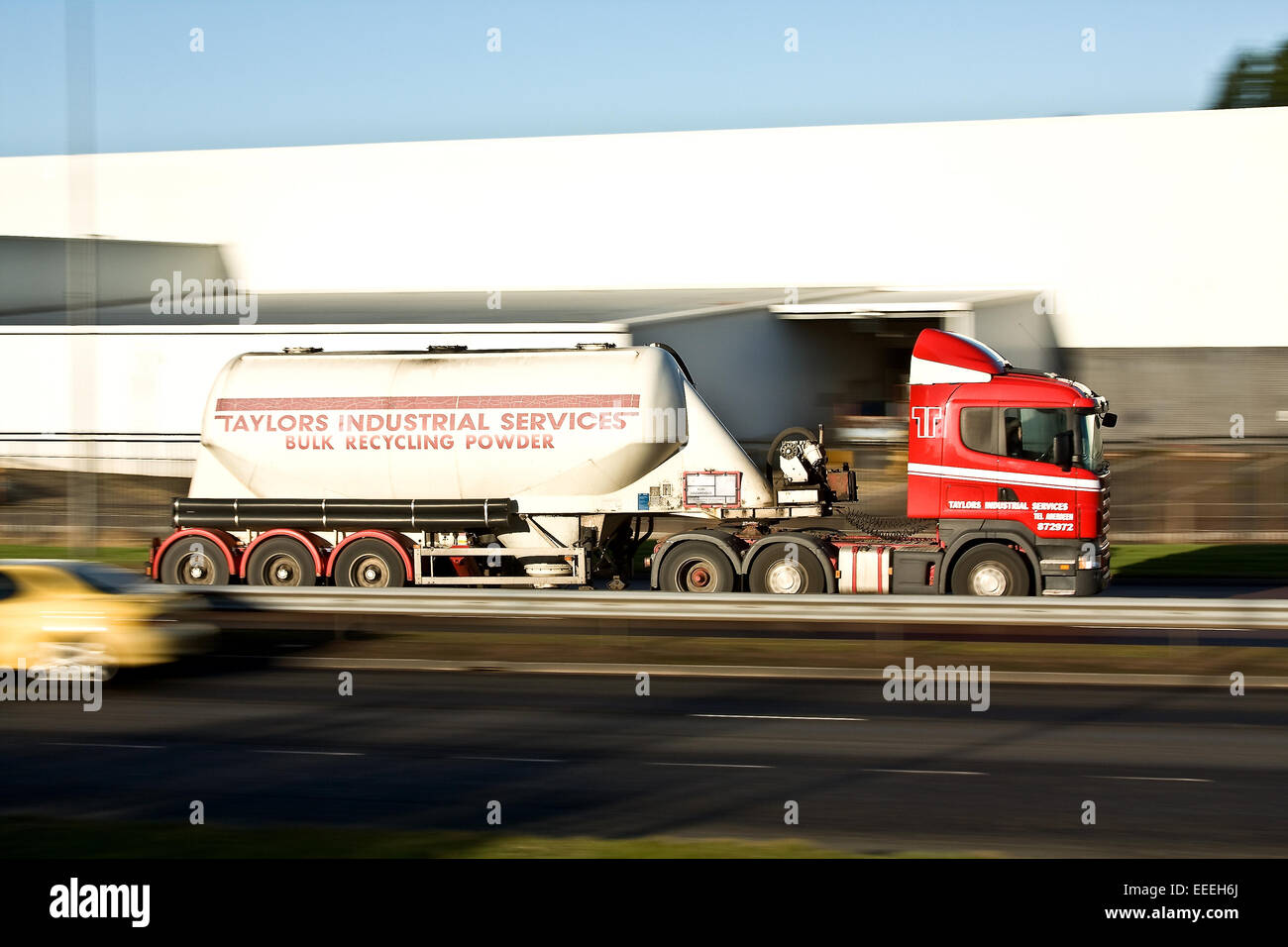 Il Taylors Servizi industriali Riciclaggio Tanker che viaggia lungo il Kingsway West a doppia carreggiata a Dundee, Regno Unito Foto Stock