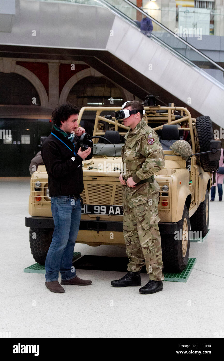Londra, UK. 16 gennaio 2015. Un veicolo miitary presso la stazione di Waterloo come una parte di un esercito di reclutamento e di unità per testare le ultime tecnologie militari. Credito: amer ghazzal/Alamy Live News Foto Stock