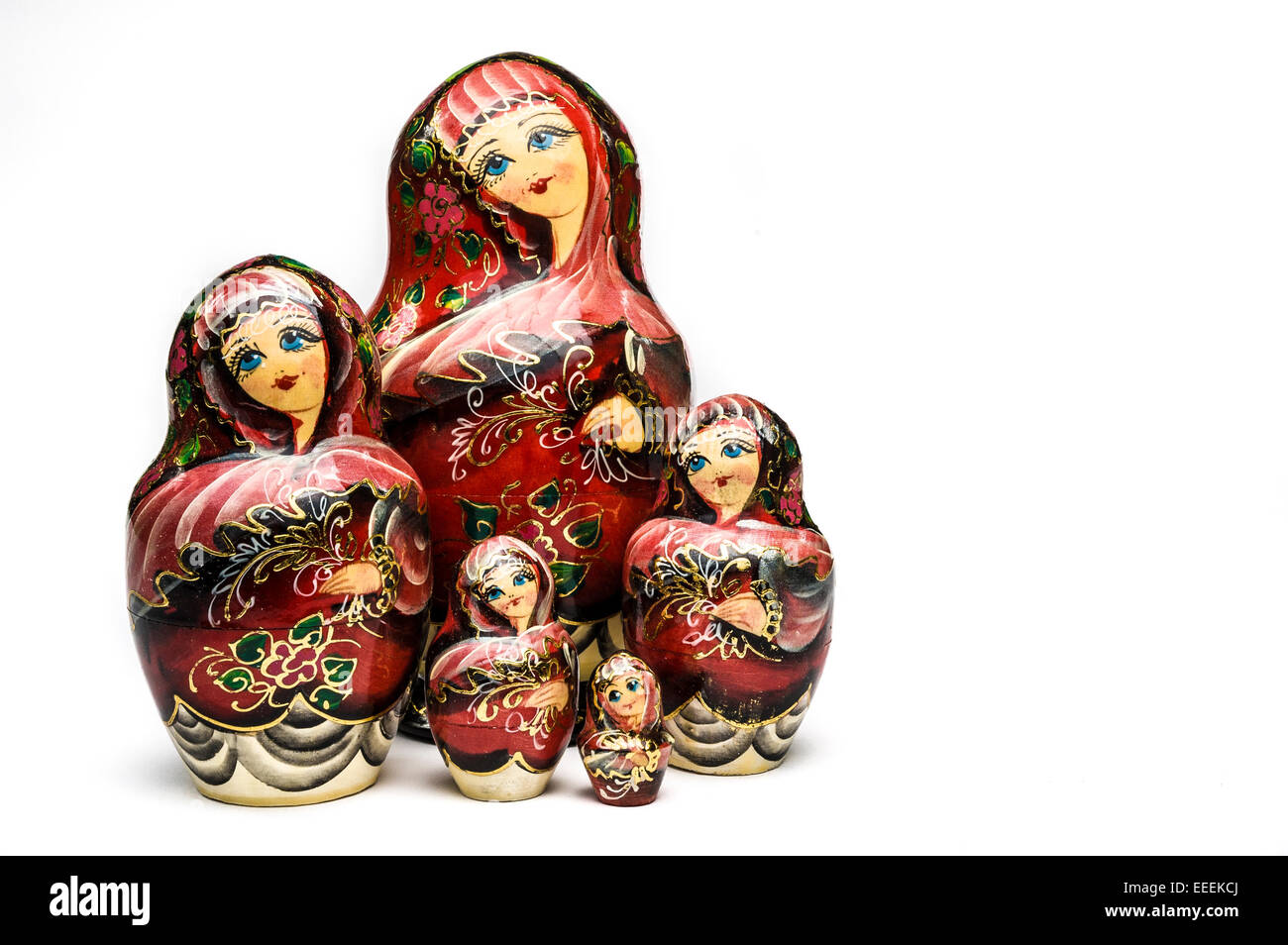 Colorato la nidificazione russo bambole isolato su uno sfondo bianco Foto Stock