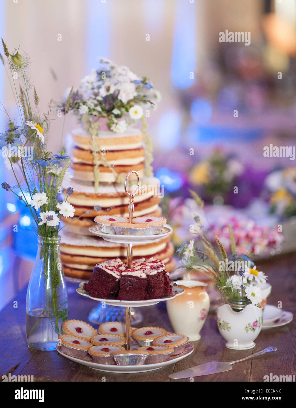Una selezione di torte con fiori Foto Stock