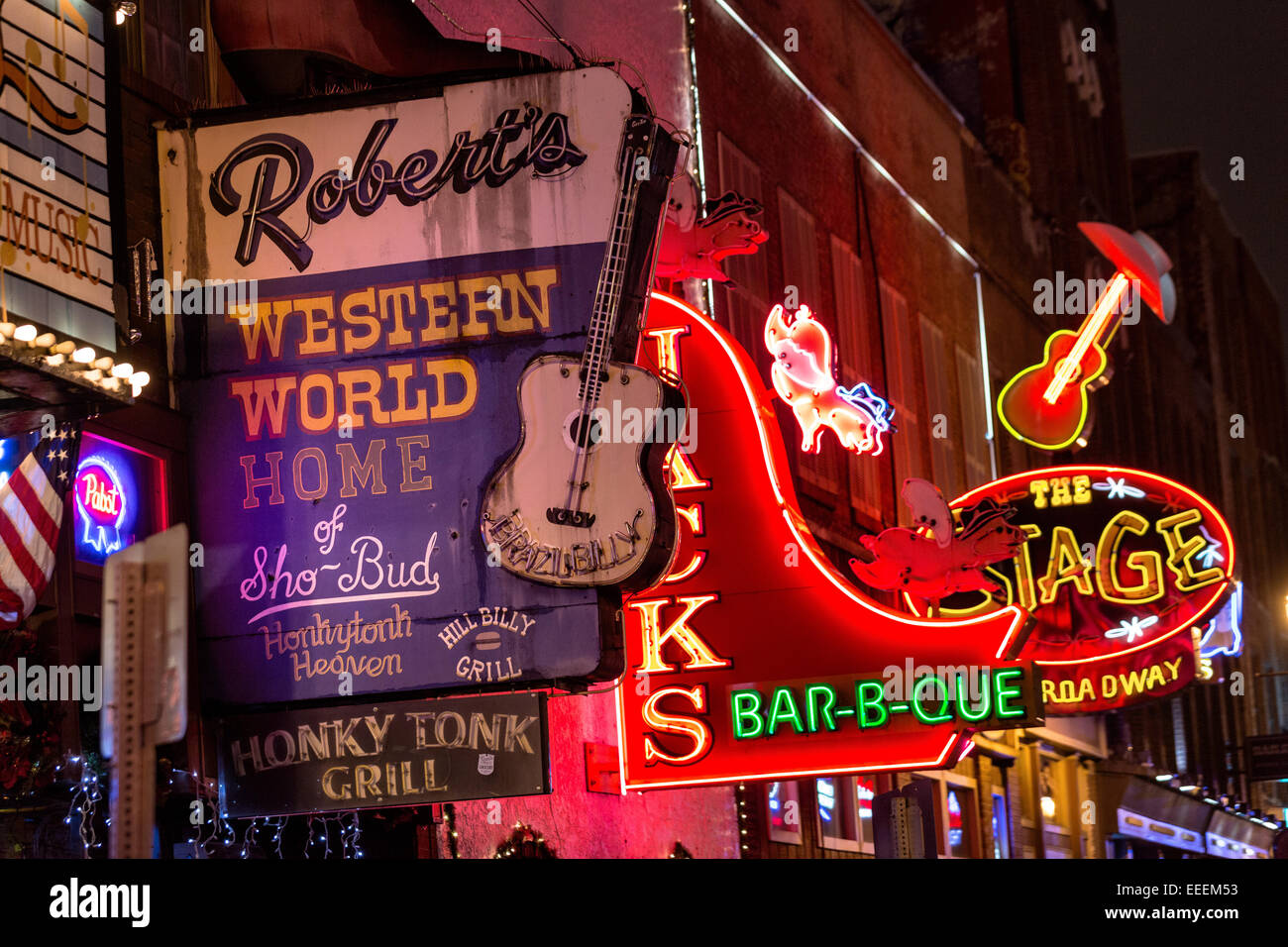 Indicazioni per la Roberts mondo occidentale, martinetti Bar-B-Que e altri honky-tonks sul lower Broadway a Nashville, TN. Foto Stock