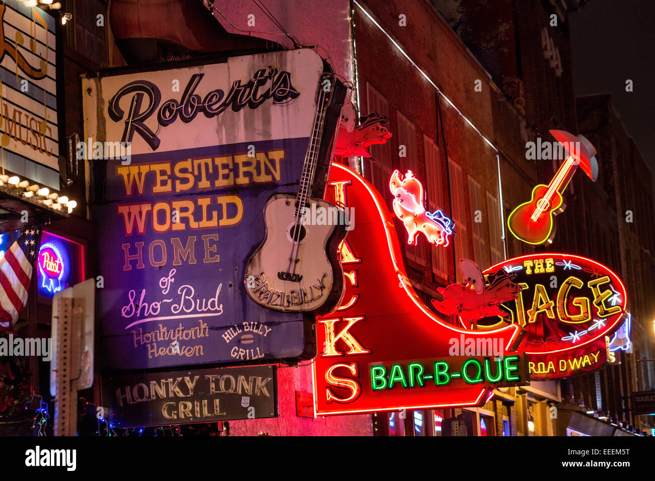 Indicazioni per la Roberts mondo occidentale, martinetti Bar-B-Que e altri honky-tonks sul lower Broadway a Nashville, TN. Foto Stock