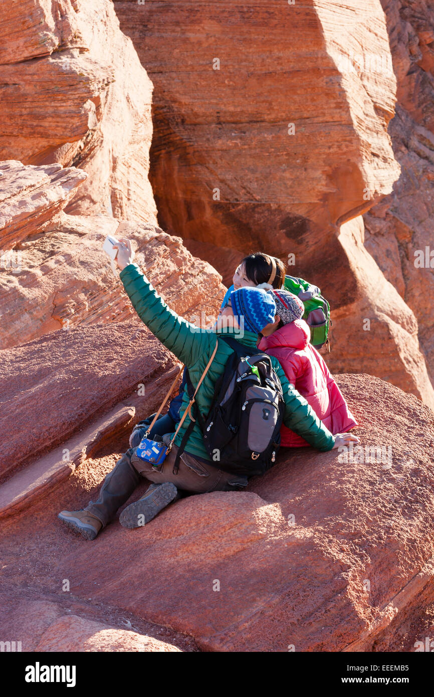 Pagina, AZ, Stati Uniti d'America la famiglia di turisti tenendo selfie a piegare a ferro di cavallo. Foto Stock