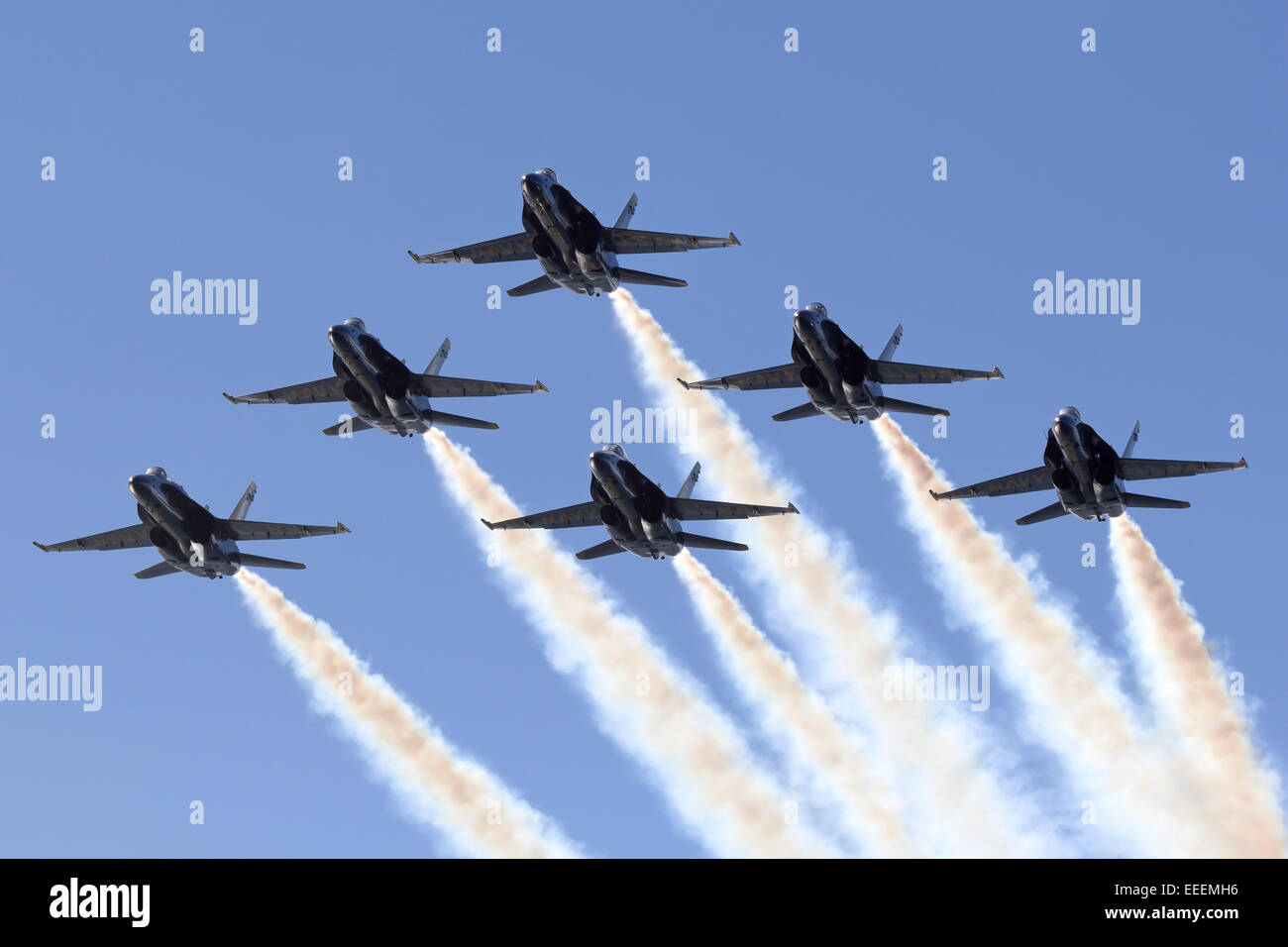 Blue Angels pass overhead in una formazione di delta. Foto Stock
