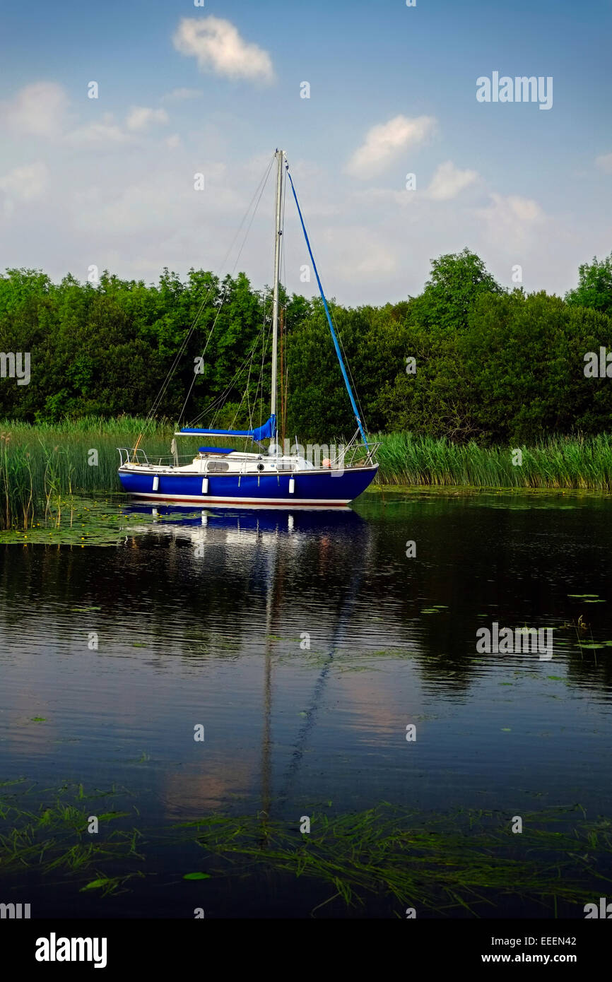 Moored yacht da diporto barca a vela su un Lough Derg lago a Tipperary Irlanda Foto Stock