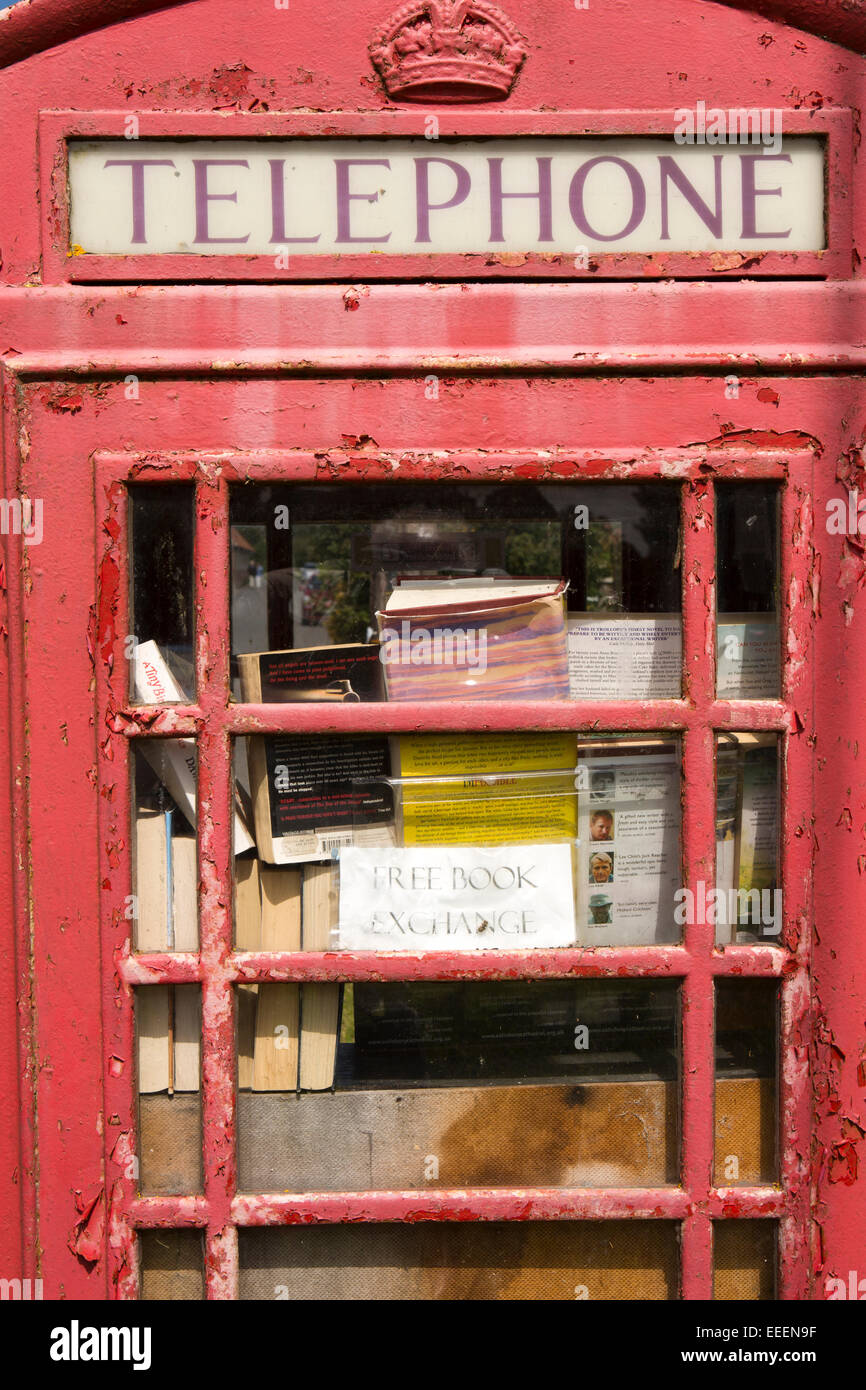 Regno Unito, Inghilterra, Wiltshire, Vale of Pewsey, tutti Cannings, la strada, villaggio K6 casella telefono utilizzato come libro exchange Foto Stock