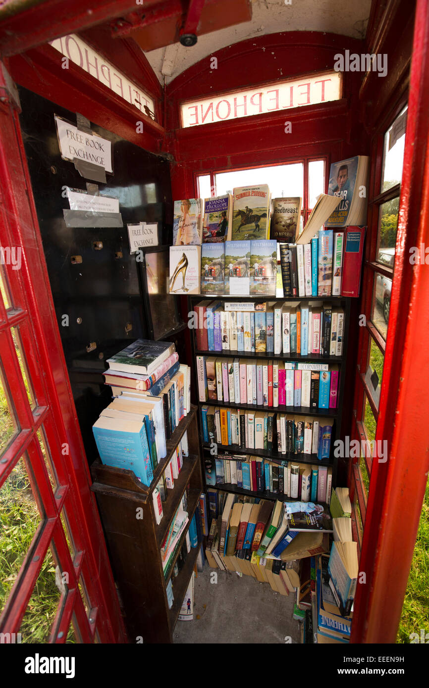 Regno Unito, Inghilterra, Wiltshire, Vale of Pewsey, tutti Cannings, la strada, villaggio K6 casella telefono utilizzato come libro exchange Foto Stock