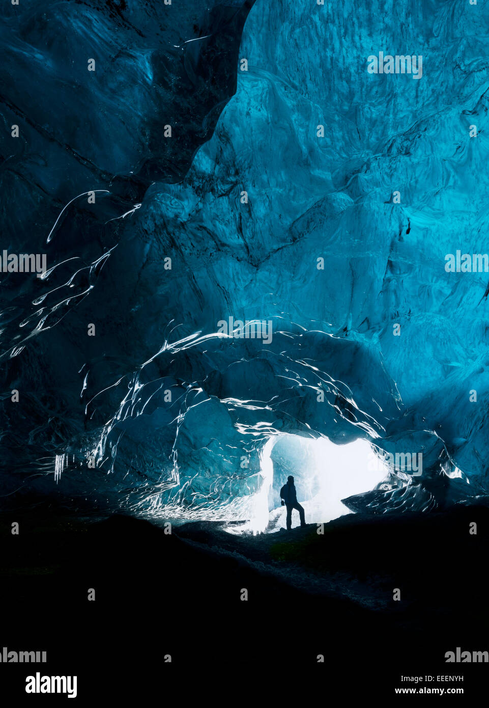 L'uomo ad esplorare un sorprendente grotta glaciale in Islanda Foto Stock