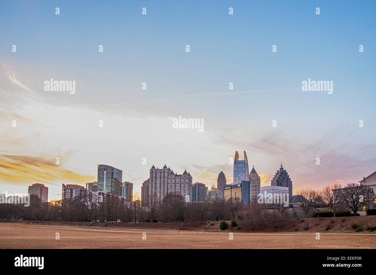Lo Skyline di Atlanta attraverso Piedmont Park Foto Stock