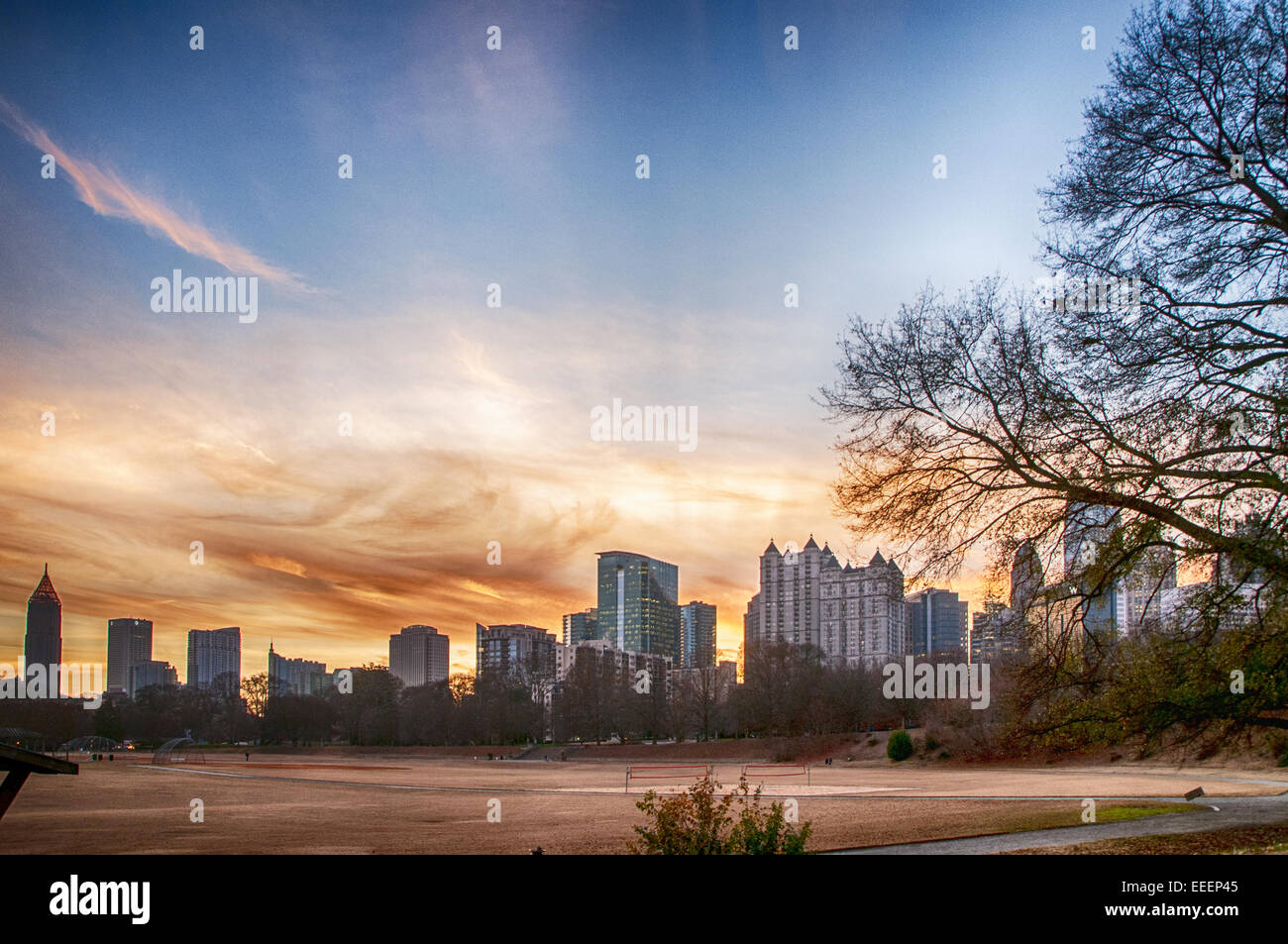 Lo Skyline di Atlanta attraverso Piedmont Park Foto Stock