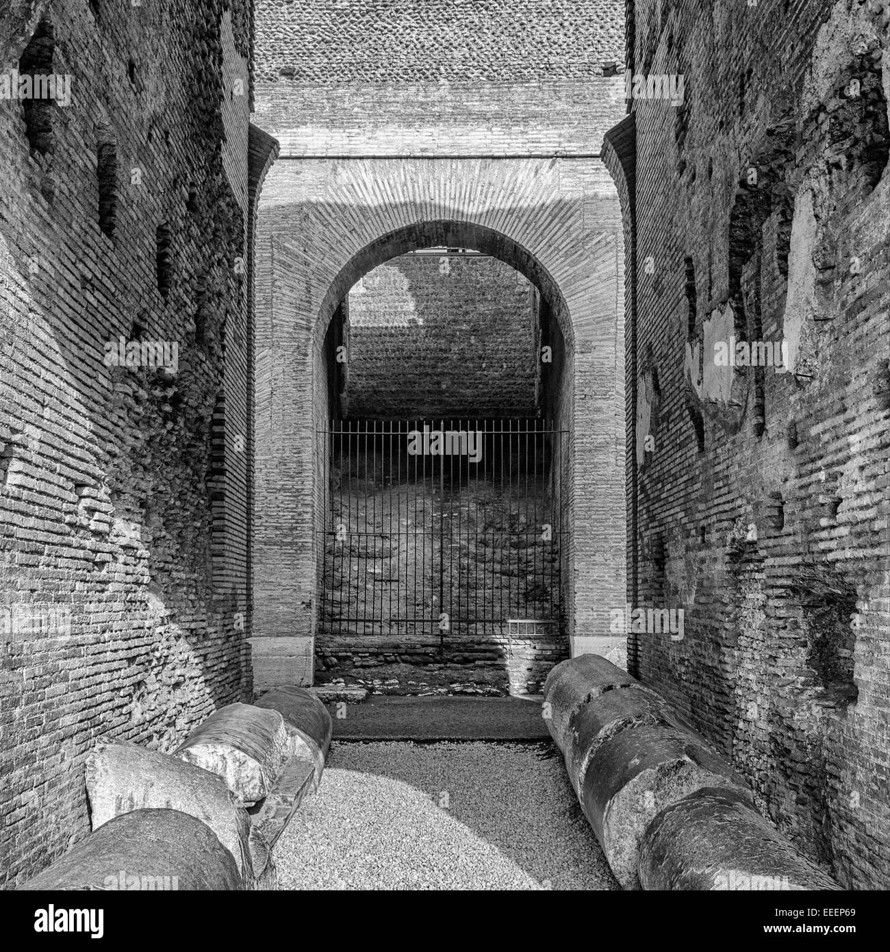 Una vista ravvicinata della impressionante antico romano colosseo archi situato in Italien capitale di Roma. Foto Stock