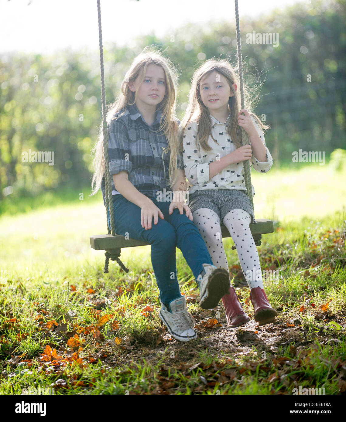 Due ragazze seduto su una escursione nella campagna inglese Foto Stock