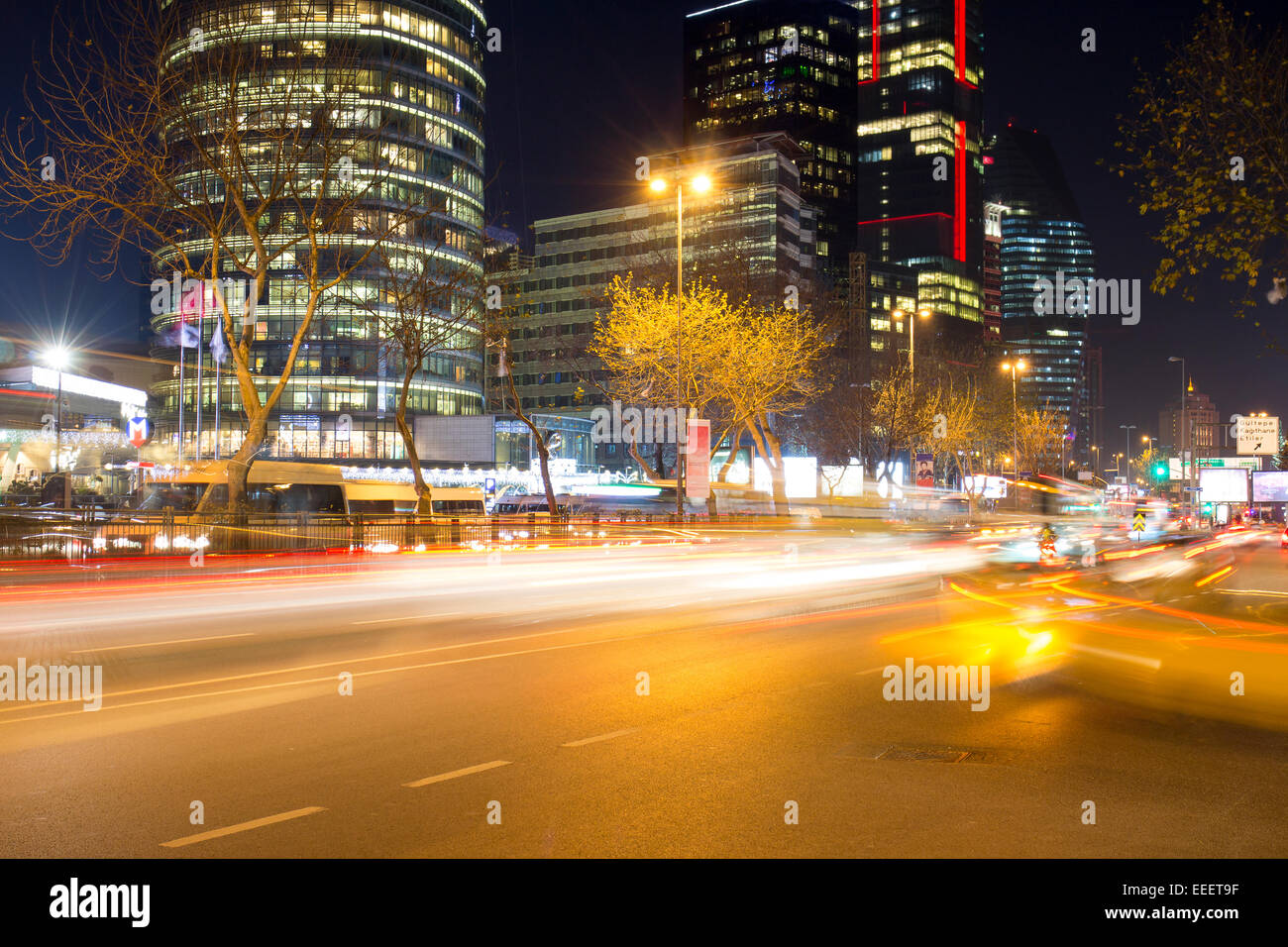 Quartiere degli affari di Istanbul di notte nei pressi di Kanyon shopping centre, Levent Foto Stock