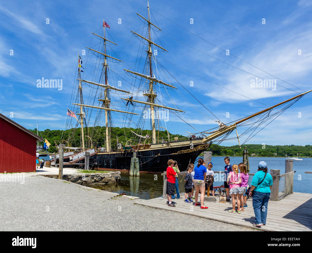 Gruppo di bambini di fronte Joseph Conrad square-truccate nave museo, Mystic Seaport maritime Museum, mistica, Connecticut, Stati Uniti d'America Foto Stock