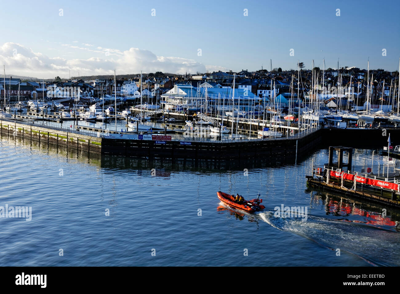 Un piccolo approcci di lancio harbour a Cowes Isle of Wight nel sole mattutino Foto Stock