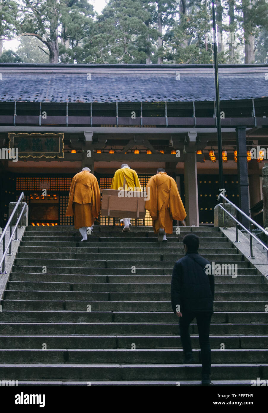 I monaci la preghiera del mattino presso il monte Kōya . Koya San è una montagna nella prefettura di Wakayama a sud di Osaka, in Giappone. Foto Stock