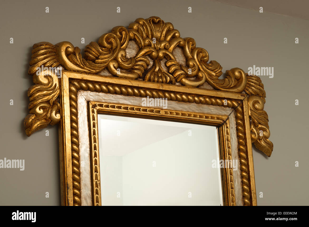 Mogano dorato specchio a parete telaio da Honduras. Argento e foglia oro su un telaio in legno in un Maya in stile Indiano dell America Centrale Foto Stock