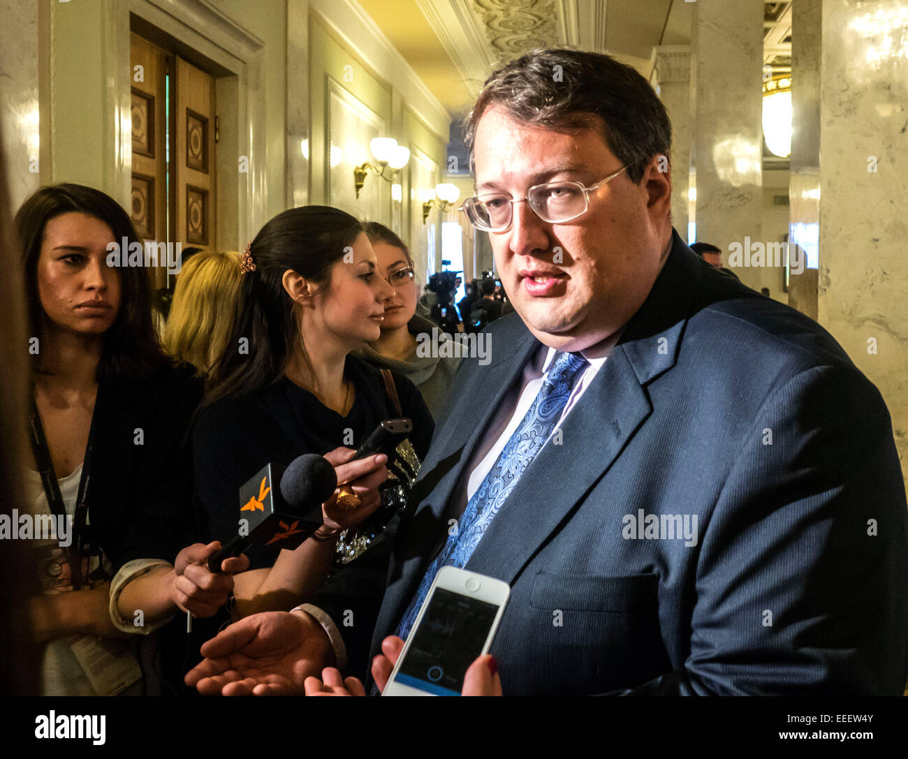 Kiev, Ucraina. 16 gennaio, 2015. Il consigliere del ministro degli Affari Interni vice Anton Gerashchenko parla con i giornalisti. -- L'ultimo giorno della Verkhovna Rada prima del lavoro in seno alle commissioni è stato dato abbastanza grezzo e produttivi. I deputati non solo ha partecipato a scaramuccia, ma ha anche adottato la legge sul distacco di immunità parlamentare, ha onorato la memoria degli eroi del cielo centinaia e ha ascoltato la relazione del presidente della Banca nazionale dell'Ucraina. Kiev, Ucraina, Venerdì, 16 gennaio 2015 Credit: Igor Golovnov/Alamy Live News Foto Stock