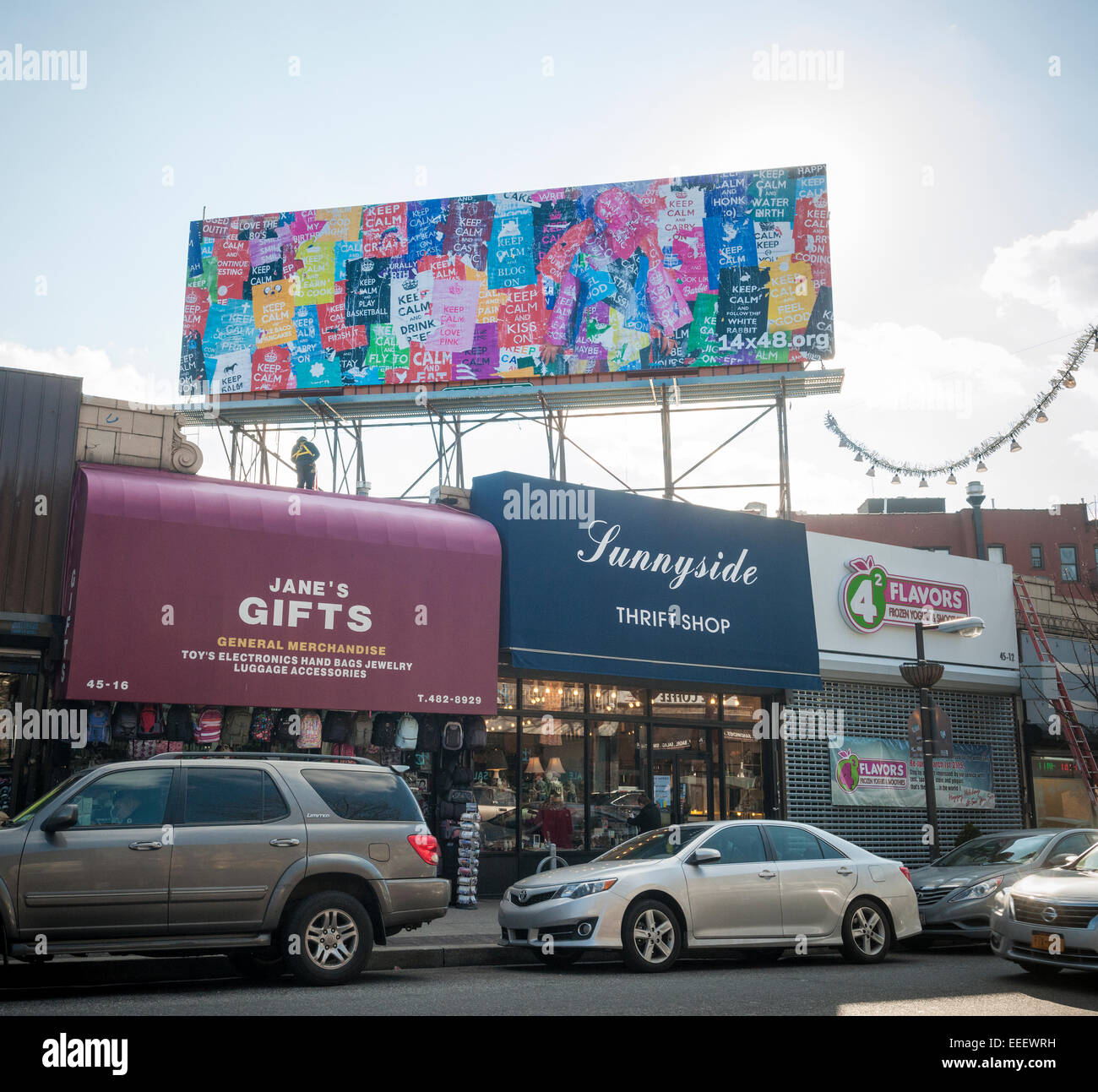 New York, Stati Uniti d'America. 16 gennaio, 2015. "Mantenere la calma Billboard' in Sunnyside, Queens a New York è visto il Venerdì, 16 gennaio 2015. Il pannello di affissione dell'artista Margeaux Walter visualizza un assortimento di versioni rettificate di l'onnipresente "Mantenere la calma e a portare sul' britannica Ufficio stazionaria slogan dalla seconda guerra mondiale. Il tabellone è la settima campagna di 14X48 organizzazione che repurposes vacante cartelloni li trasformi in pubblico le gallerie d'arte. © Richard Levine/Alamy Live News Foto Stock