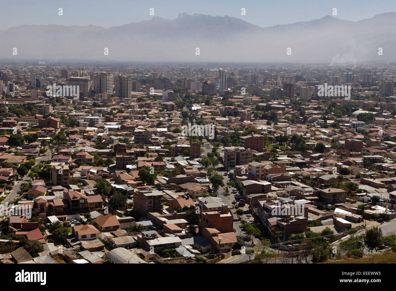 Vista della città di Cochabamba, Boliva con Ande sullo sfondo. Foto Stock