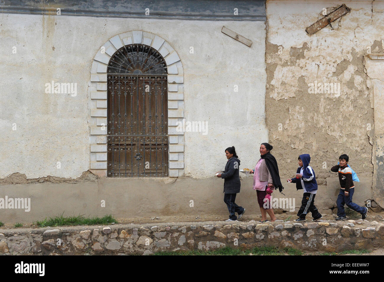 Scena di strada dalla città coloniale di tarata, Bolivia. Foto Stock