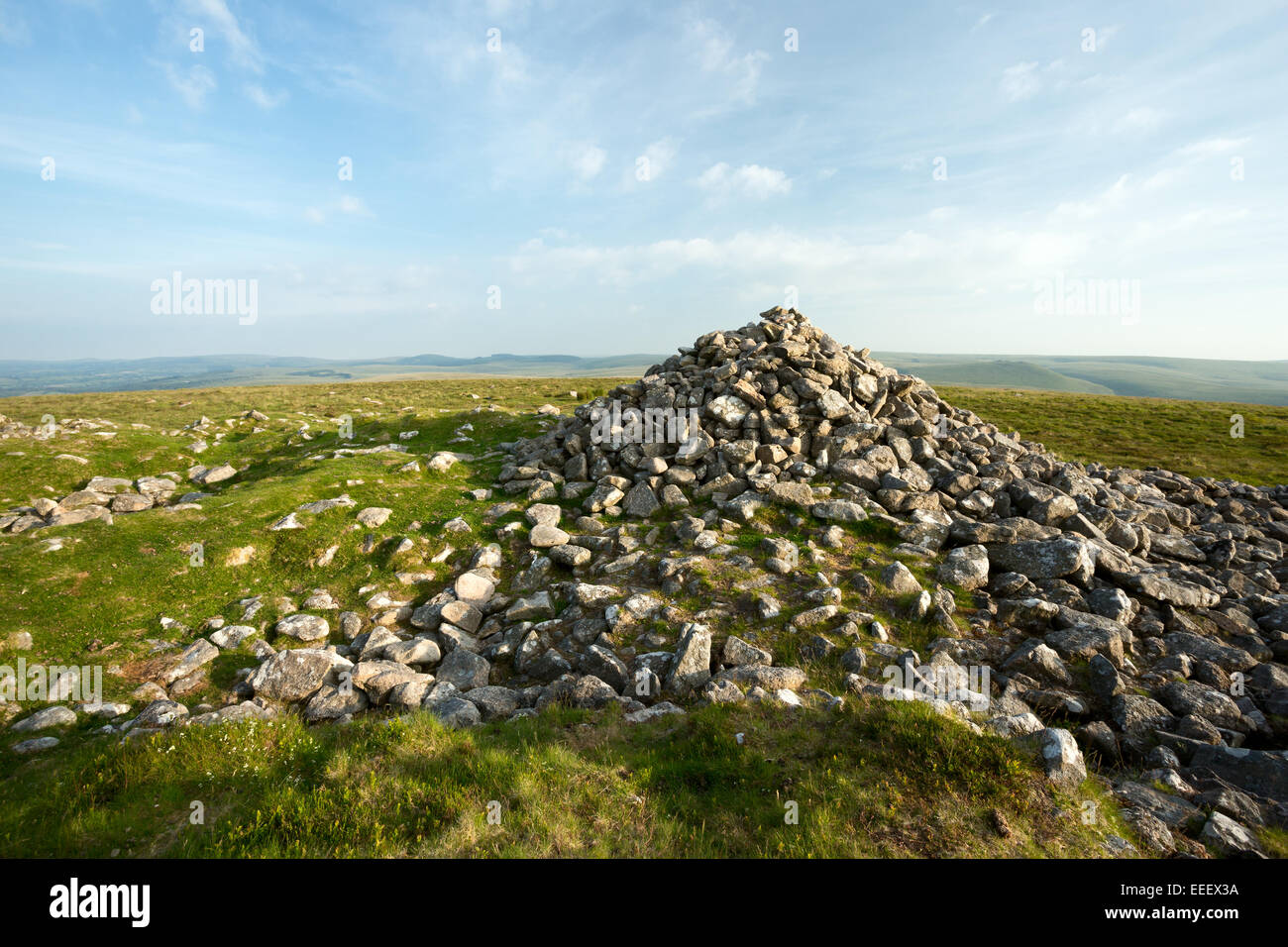 Cairn sulla sommità della collina Cosdon, Parco Nazionale di Dartmoor Devon UK Foto Stock