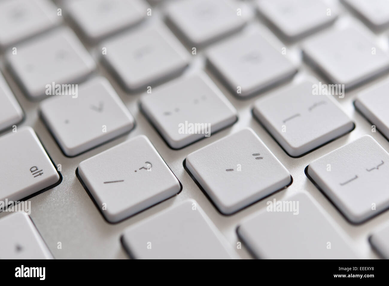 Primo piano di un moderno computer Apple Keyboard con il punto interrogativo chiave nel fuoco. Foto Stock