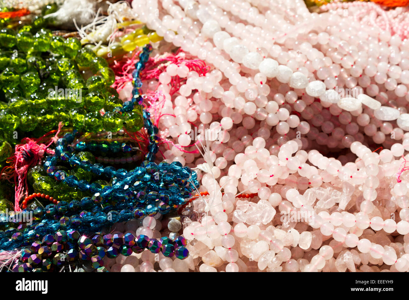 Perline colorate in vendita su Tucson Gem e Mineral Show, un evento internazionale in Arizona. Foto Stock