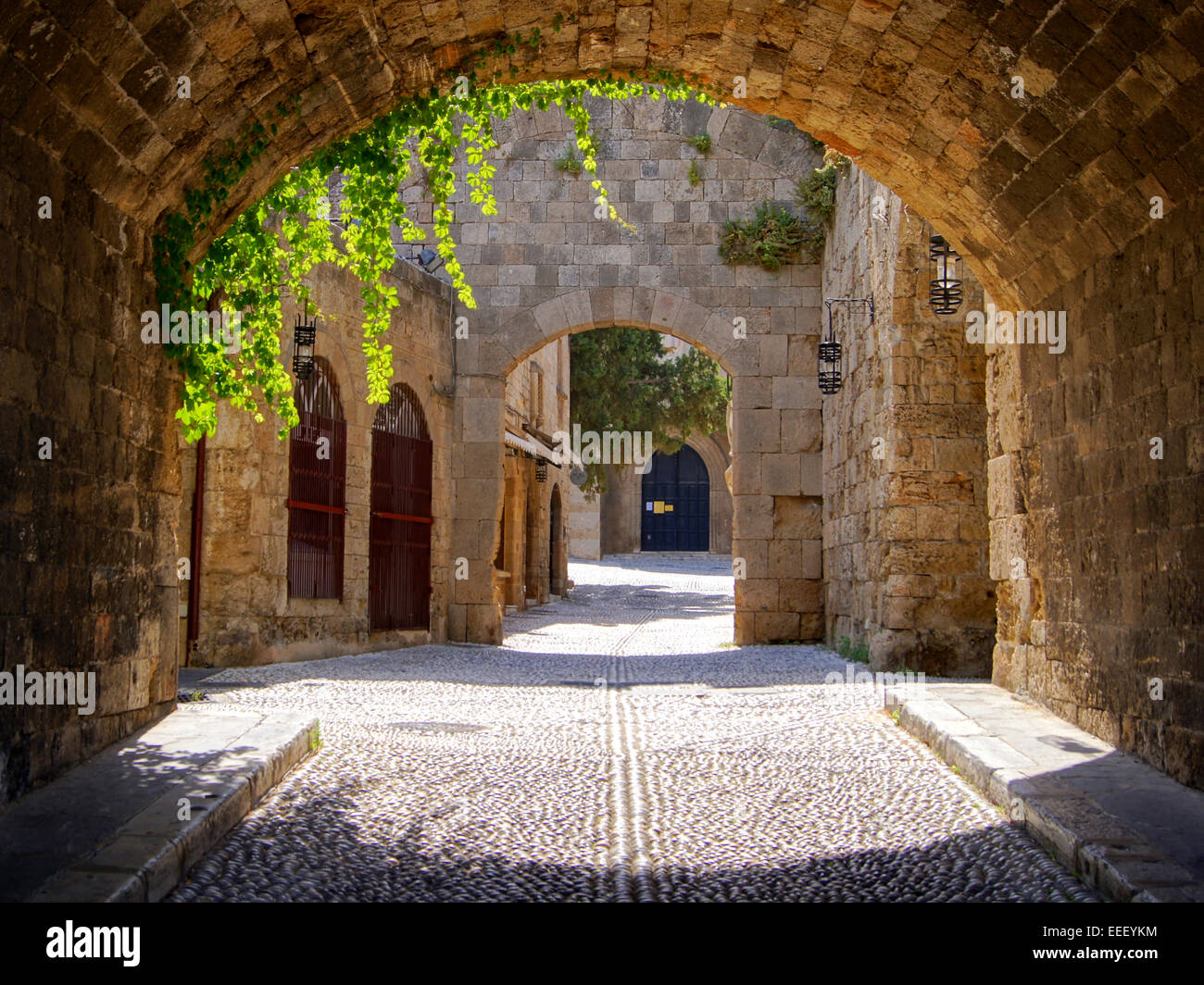 Arcuata medievale street nella città vecchia di Rodi, Grecia Foto Stock