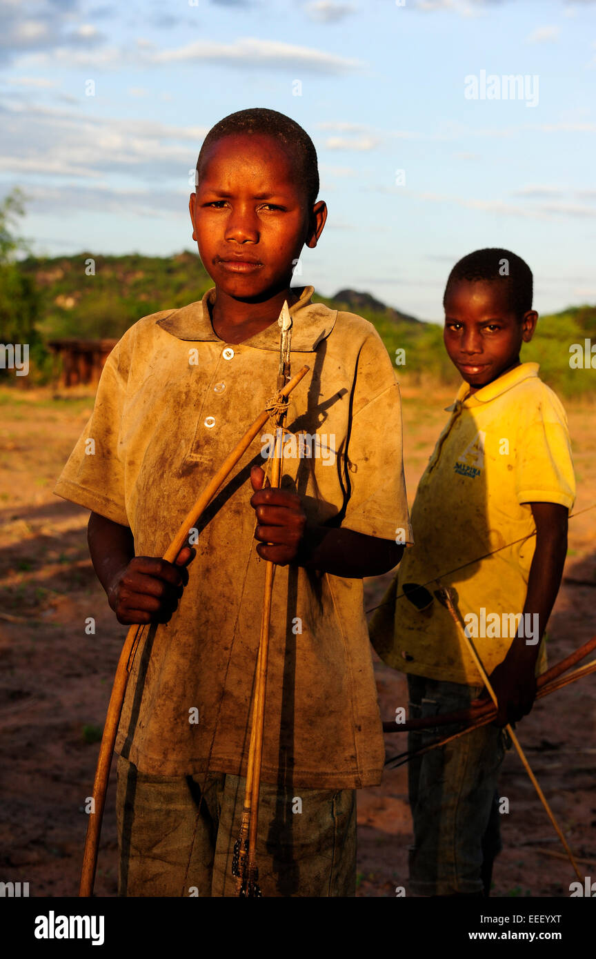 TANZANIA, Kondoa, figli di Sandawe un cacciatore tribù giocare con arco e frecce Foto Stock