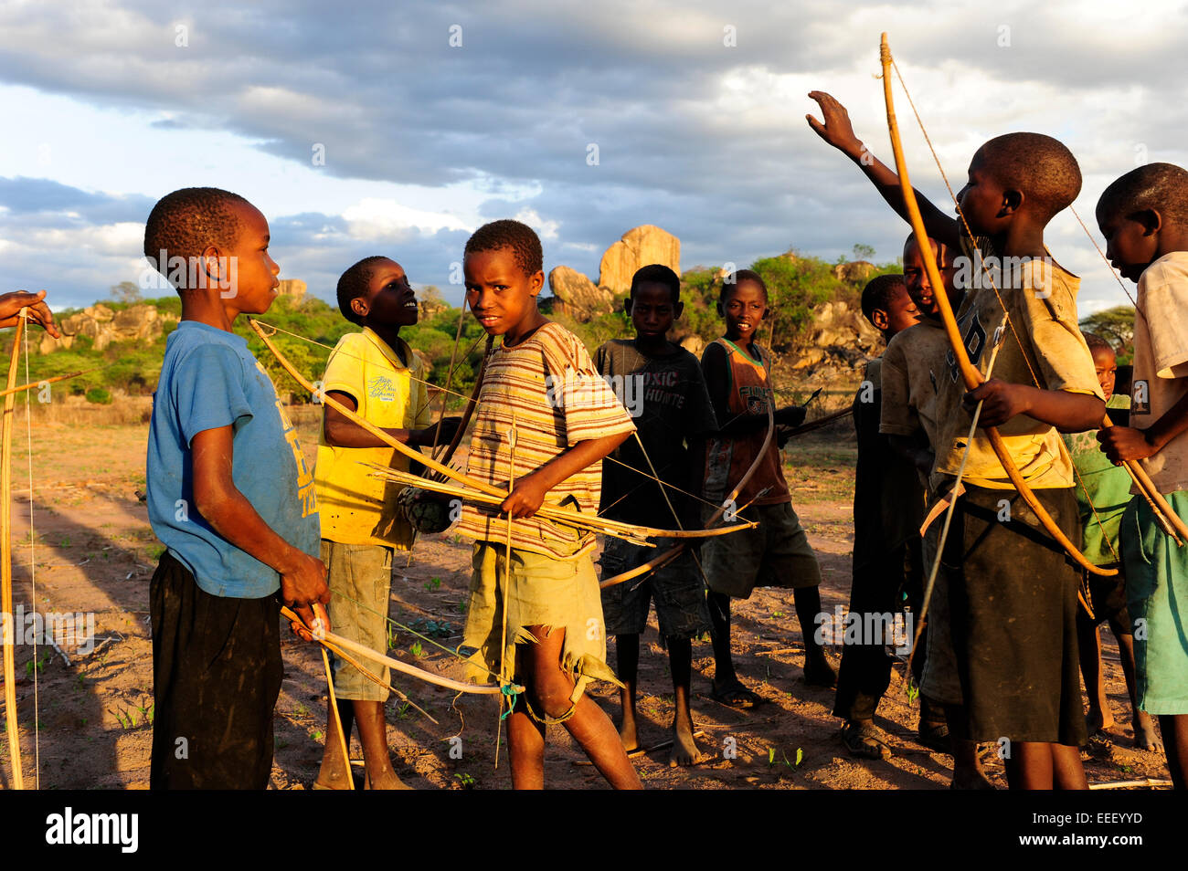 TANZANIA, Kondoa, figli di Sandawe un cacciatore tribù giocare con arco e frecce Foto Stock