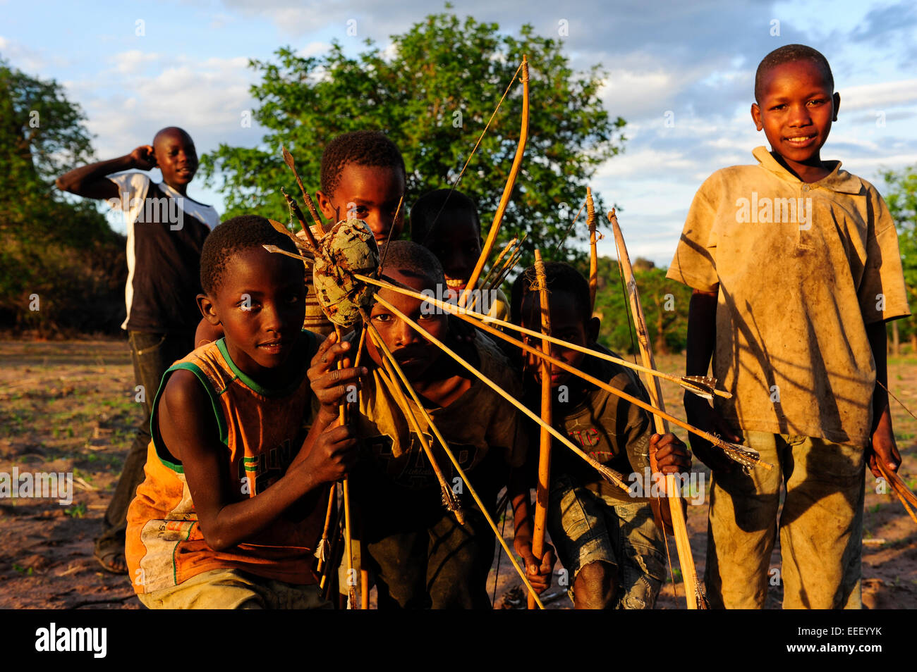 TANZANIA, Kondoa, figli di Sandawe un cacciatore tribù giocare con arco e frecce Foto Stock