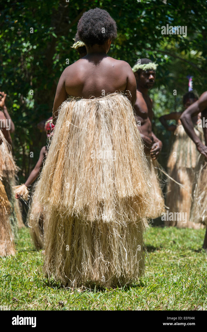 La Melanesia, Vanuatu, dell'Isola di Tanna. Tradizionale cerimonia di benvenuto, le donne del villaggio con univoco palm costumi. Foto Stock