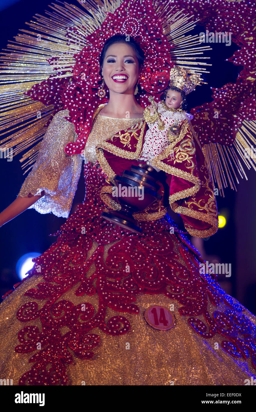 15/01/2015 Cebu City.Competitors sfilata per il Sinulog Festival concorso Regina.Uno dei più grandi festival nelle Filippine,Sinulog avviene nel corso di nove giorni in gennaio. Celebrare la fede cattolica in Gesù Bambino Santo Nino, varie cerimonie religiose e parate sono detenuti che culmina in una processione di street dancing in tutta la città. Foto Stock