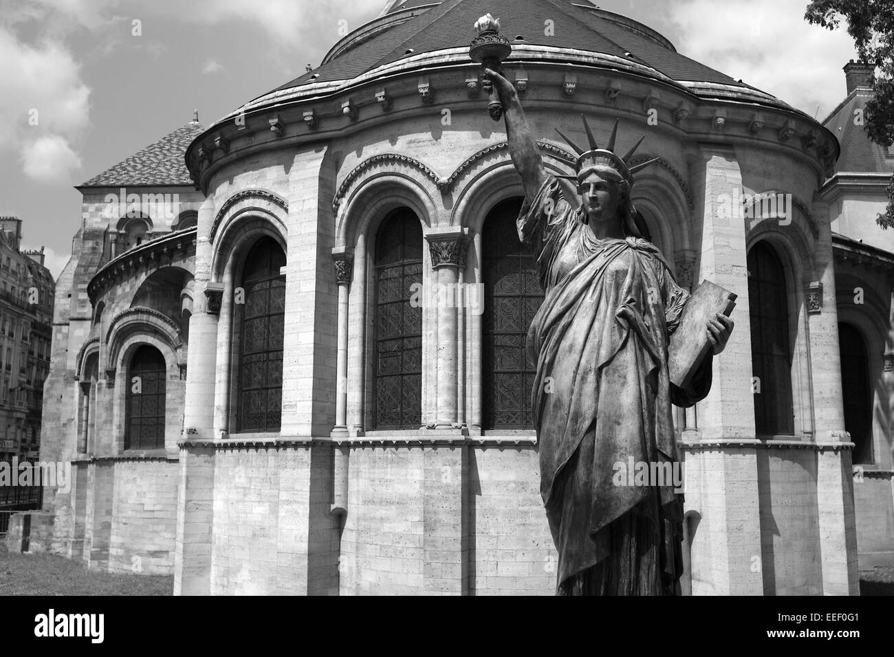 Replica della statua della libertà al di fuori del Musee des Arts et Metiers, Parigi, Francia Foto Stock