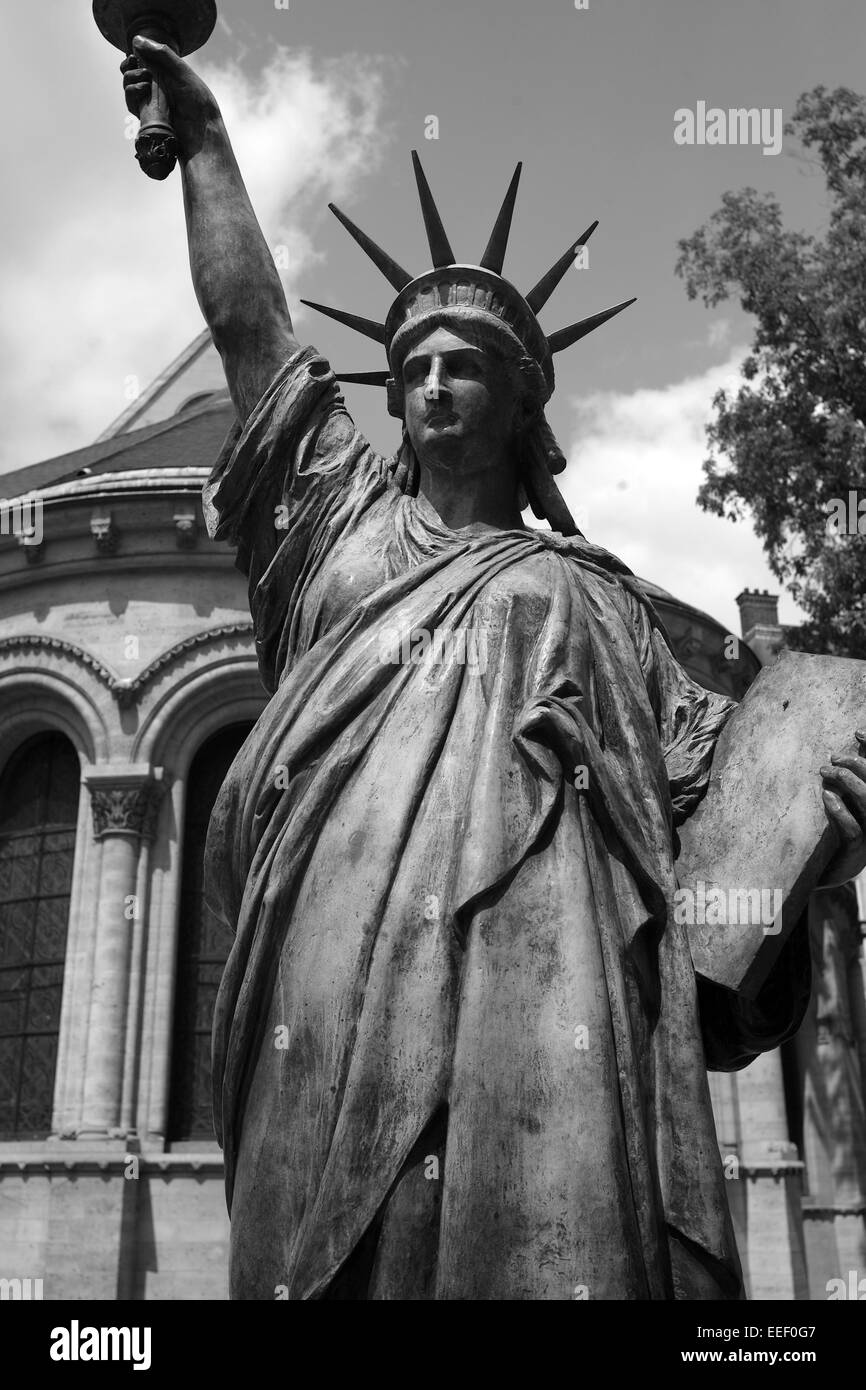 Replica della statua della libertà al di fuori del Musee des Arts et Metiers, Parigi, Francia Foto Stock