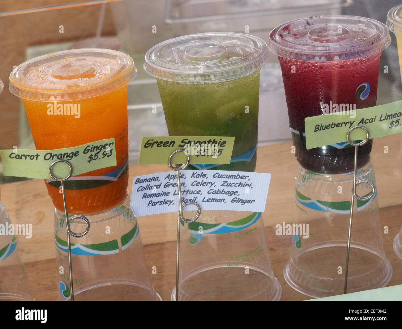 Succhi biologici smoothie bevande per la salute in vendita al Mercato degli Agricoltori Embarcadero San Francisco California USA Foto Stock