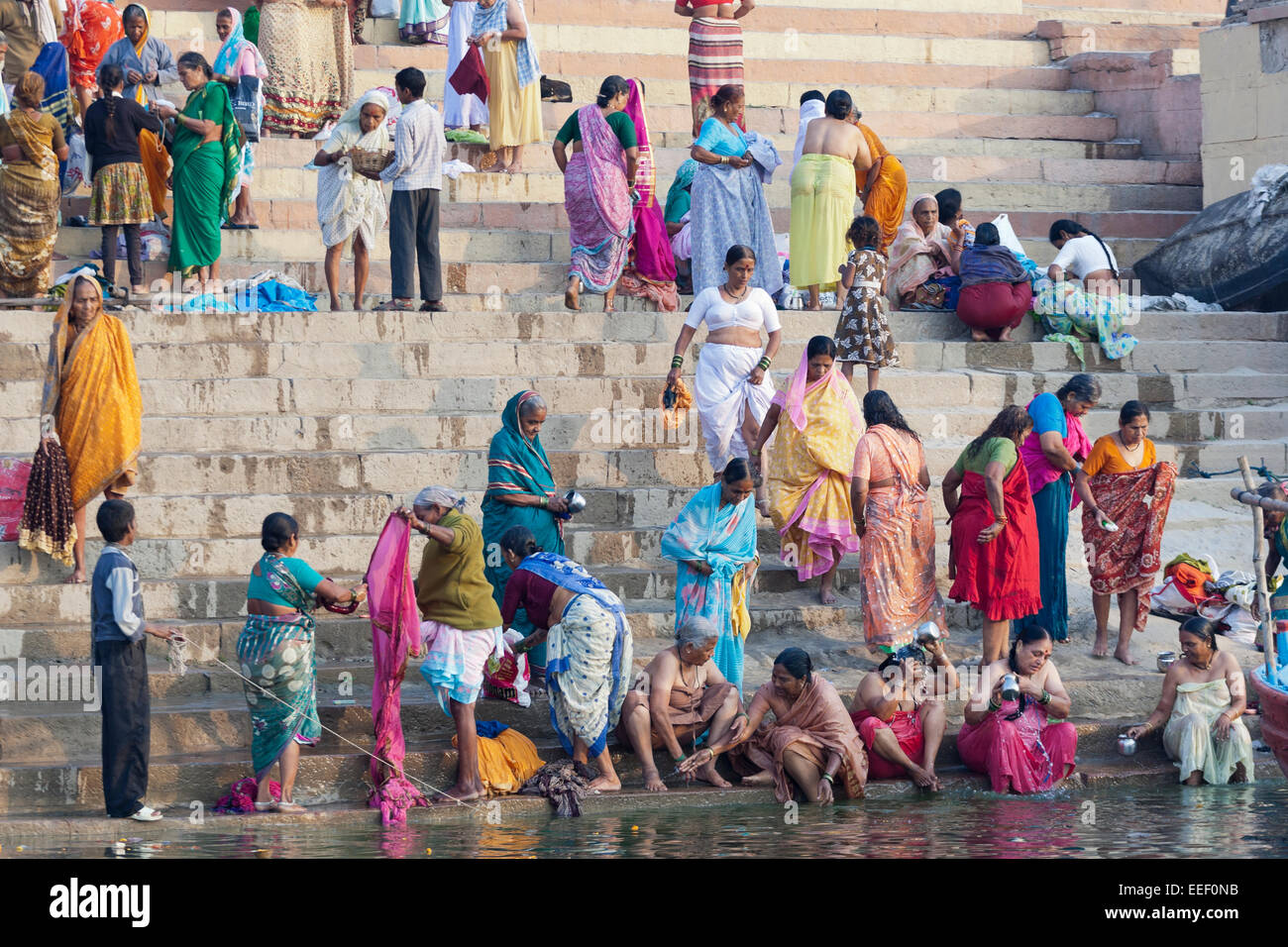 Varanasi (India). Gli indù la balneazione anprayd pregando nel fiume Gange, mattina Foto Stock