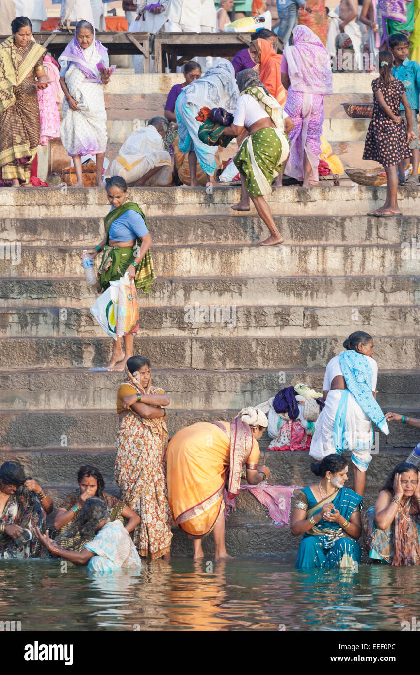 Varanasi (India). Gli indù la balneazione e pregando nel fiume Gange Foto Stock