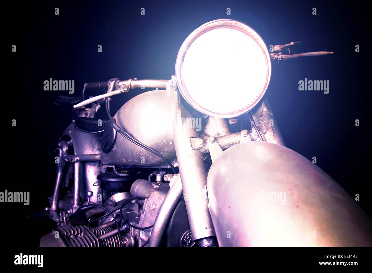 Vecchia motocicletta vintage con accensione spia pronto a correre nella notte oscura. Trasporto immagine concettuale. Foto Stock