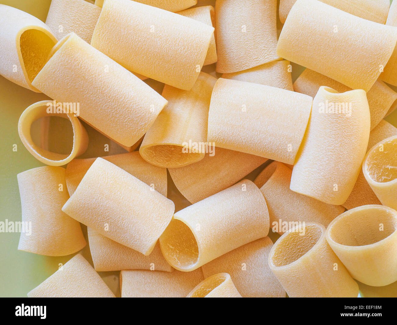 Paccheri italiana di pasta a forma di grandi tubi da Campania e Calabria Foto Stock