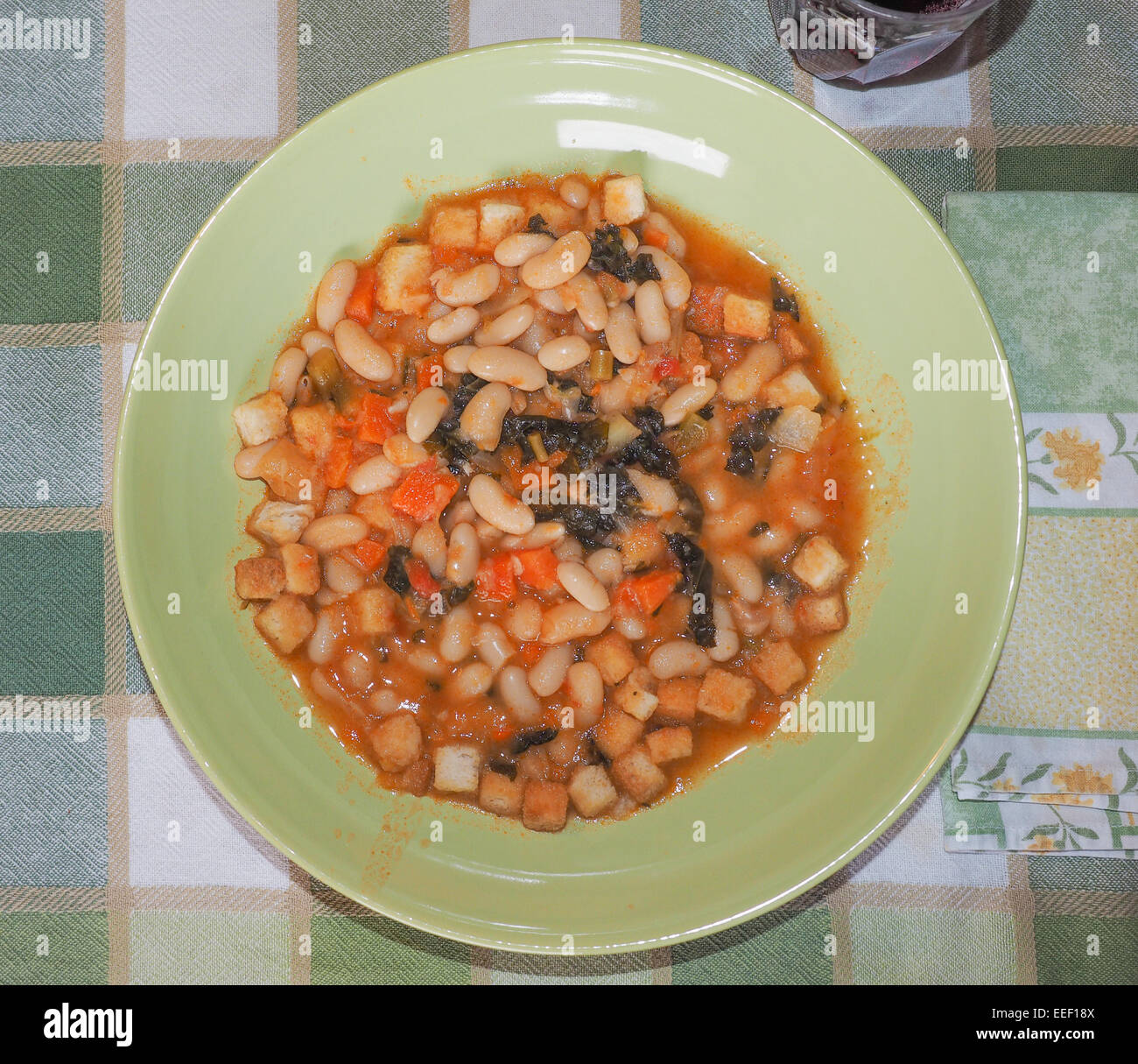 La ribollita significato reboiled è una zuppa toscana fatta con pane e verdure compresi eventuali avanzi di pane, fagioli cannellini, carota, c Foto Stock