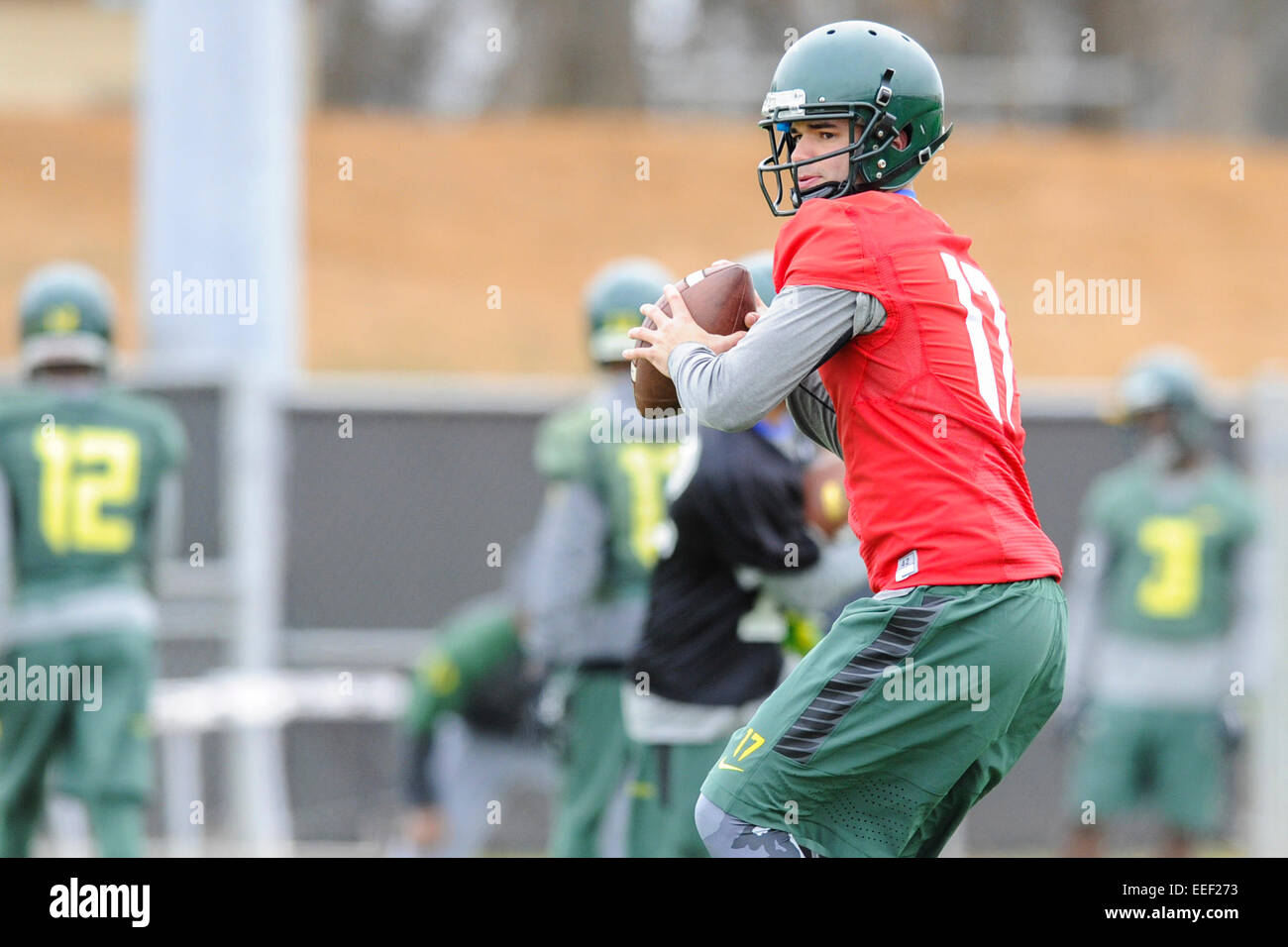 Oregon quarterback Jeff Lockie (17) genera un passaggio durante la pratica per il College Football Playoff Campionato Nazionale al Trinity High School Sabato, 10 gennaio, 2015, in Euless, Texas. Foto Stock