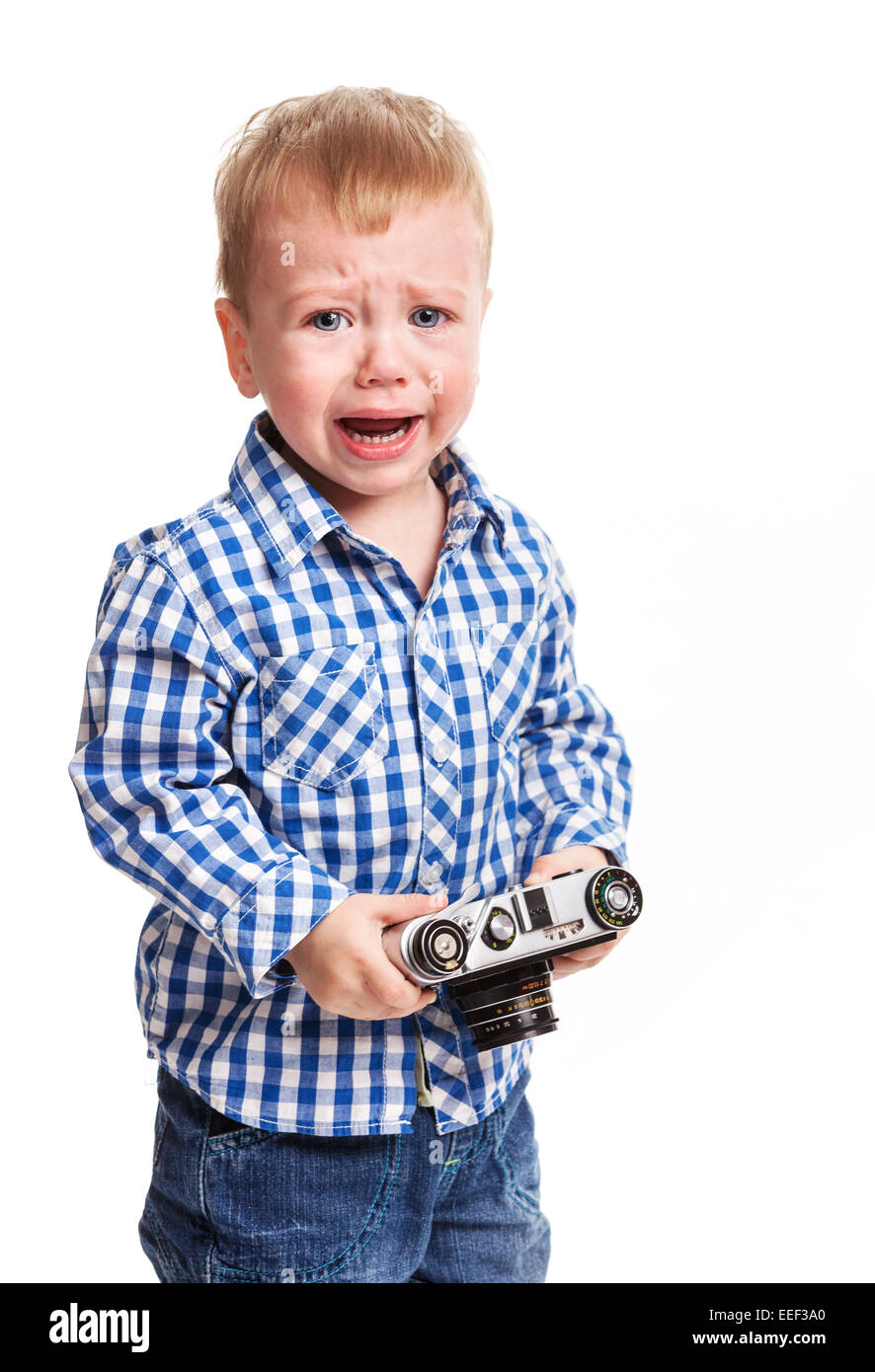 Il Toddler boy tenere la fotocamera e pianto Foto Stock