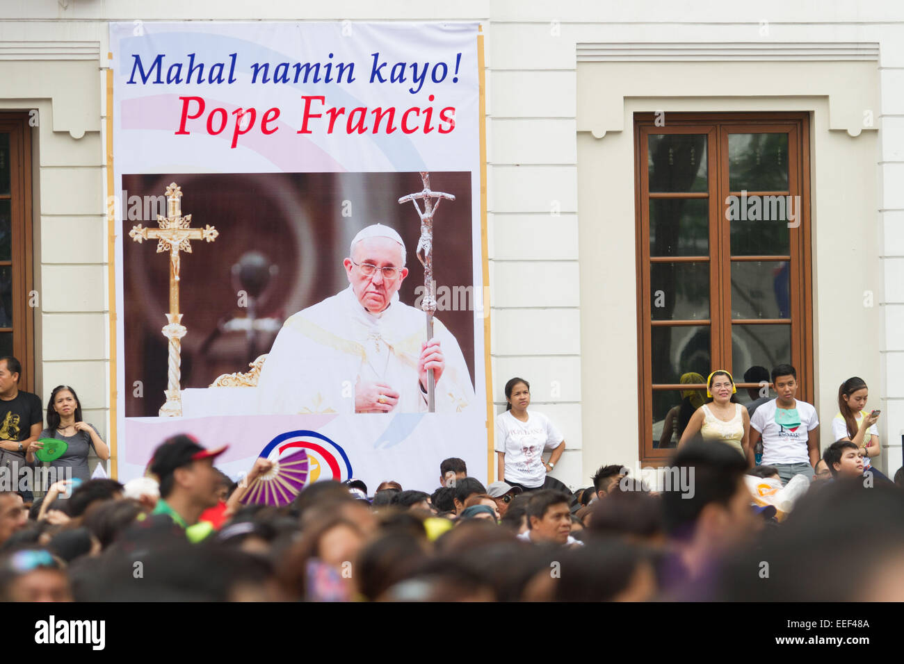 Manila, Filippine. 16 gennaio, 2015. La folla attende il Papa Francesco arrivo per la sua messa presso la Cattedrale di Manila al suo secondo giorno di visita nel paese. Credito: Mark Cristino/Pacific Press/Alamy Live News Foto Stock
