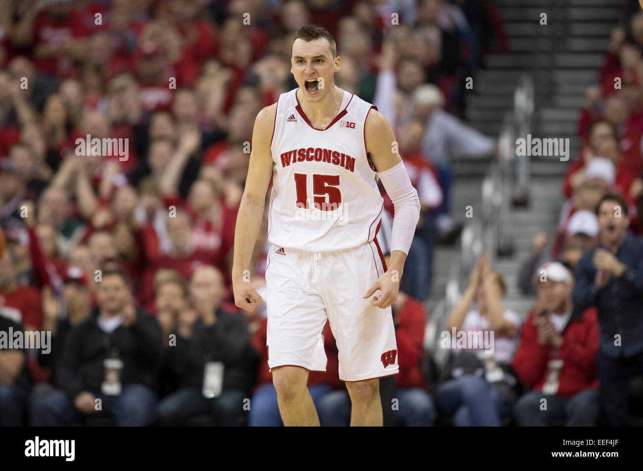 15 gennaio 2015: Wisconsin Badgers avanti Sam Dekker #15 reagisce dopo rigature durante il NCAA pallacanestro tra il Wisconsin Badgers e Nebraska Cornhuskers a Kohl Center a Madison, WI. Wisconsin sconfitto Nebraska 70-55. John Fisher/CSM Foto Stock